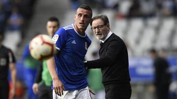 Christian Fern&aacute;ndez con Anquela, en un partido del Oviedo.