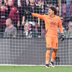 Guillermo Ochoa vuelve a destacar en el empate del Salernitana