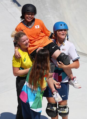 Poppy Olsen (Australia, 5ª) y Bryce Wettstein (EEUU, 6ª), además de Yndiara Asp (Brasil, 8ª) levantan a Misugu Okamoto (Japón, 4ª). en el Ariake Urban Sports Park.