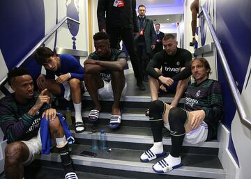 Militao, Marco Asensio, Vinicius , Luka Modric, del Real Madrid, dialogan en el túnel de vestuarios con los jugadores del Chelsea Joao Félix y Mateo Kovacic.