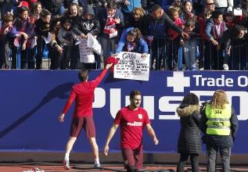 Gabi regala su sudadera a una aficionada.