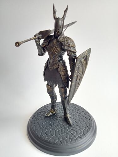 Los fans de Dark Souls no pueden perderse este par de brutales figuras: Knight of Astora y Black Night