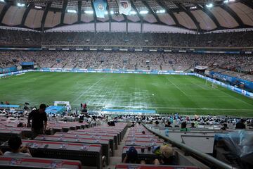 Las fuertes precipitaciones en la capital surcoreana motivaron que el partido comenzase con 40 minutos de demora.