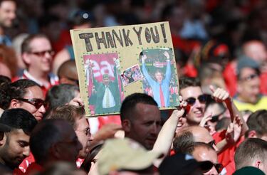 Seguidores del Arsenal se despiden de Wenger.