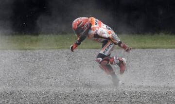 Caída del piloto español Marc Márquez, de Honda, cae, durante la carrera del Gran Premio de Argentina de MotoGP