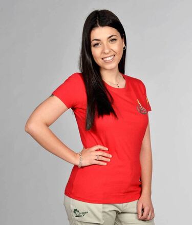 Tras su paso por 'La isla de las tentaciones', Lola se enfrenta a una nueva aventura en el Caribe. A República Dominicana llegó con su novio Diego, pero todo se truncó mientras sus ganas de vivir se abrían paso en su interior. Se dejó llevar entonces con Carlos, pero decidió irse sola, a pesar de que a los pocos días encontró al amor en España. En 'Supervivientes' pretende "limpiar" su imagen y por suerte para ella mantiene la custodia compartida del perro que tenía junto a Diego: Horus, otro de los grandes protagonistas en las redes sociales.