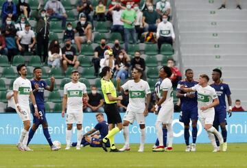 Raúl Guti fue expulsado, con cierta polémica, ante el Real Madrid.