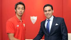 Hiroshi Kiyotake shakes hands with Sevilla vice-president, José María del Nido Carrasco.