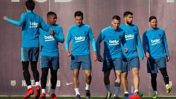 Los jugadores del FC Barcelona, Leo Messi (d), Luis Suárez (2d), Arthur Melo (3d), Philippe Coutinho (3i), Malcom Silva (2i) y Riqui Puig (i), este lunes en la ciudad deportiva Joan Gamper durante el entrenamiento del equipo azulgrana de cara al p