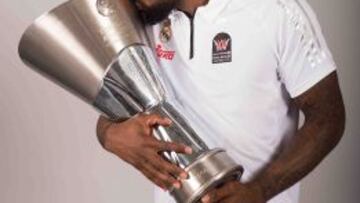 Kelvin Creswell Rivers besa el trofeo de campeón de Europa.