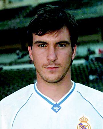 Defendió los colores del Real Madrid y del filial durante tres temporadas desde 1990 hasta 1993. Jugó con el Alavés la temporada 1999-00.