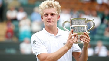 Tennis - Wimbledon - London, Britain - July 16, 2017   Spain&#039;s Alejandro Davidovich Fokina poses with the trophy after winning the boys singles final against Argentina&#039;s Axel Geller   REUTERS/Matthew Childs