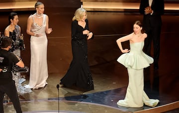 Emma Stone recoge el Oscar a Mejor Actriz por su papel en Pobres Criaturas. Ella misma reconoció que se había roto su vestido al subir a recoger el premio.