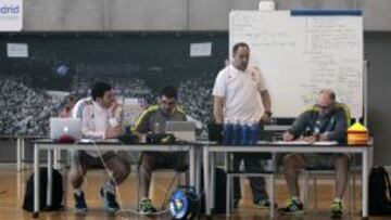LAS C&Aacute;BALAS DEL MADRID. Lolo Cal&iacute;n, Paco Redondo, Chus Mateo y Pablo Laso preparan un entrenamiento del equipo blanco. 
 