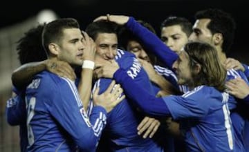 Gol 0-1 del jugador argentino del Real Madrid Di María celebra tras marcar ante el Valencia, durante el partido de Liga en Primer División disputado esta noche en el estadio de Mestalla.