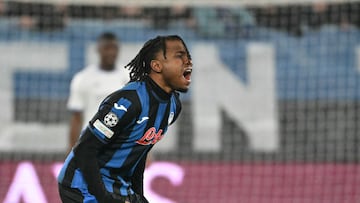 Atalanta's Nigerian forward #11 Ademola Lookman celebrates scoring his team's first goal during the UEFA Champions League knockout phase play-off 2nd leg football match between Club Brugge KV and Atalanta at the Stadio di Bergamo in Bergamo on February 18, 2025. (Photo by Alberto PIZZOLI / AFP)