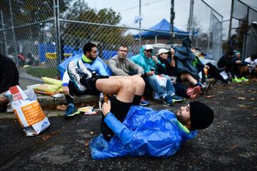 Un grupo de corredores esperan el comienzo de la Maratón tras pasar la zona de seguridad.