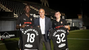 24-08-25. AMADOU MATAR Y ENOL PRENDES POSAN JUNTO A JOAQUÍN ALONSO, LEYENDA DEL CLUB, CON LAS CAMISETAS DE SU DEBUT EN EL SPORTING.