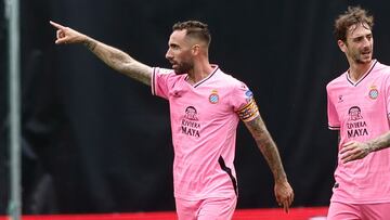 MADRID, 21/05/2023.- Los jugadores del Espanyol celebran el gol de su equipo, anotado por Darder (2d), durante el partido de la jornada 35 de LaLiga Santander en el estadio de Vallecas este domingo.-EFE/ Rodrigo Jiménez