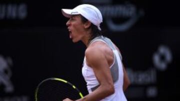 La tenista Francesca Schiavone celebra un punto durante un partido.