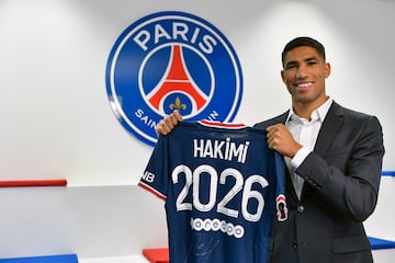 El internacional marroquí firmó hasta 2026 con el conjunto parisino. El fichaje de Achraf le supuso al PSG un desembolso de 60 millones de €, bonus incluidos. Aunque las negociaciones con el Inter no fueron sencillas, el deseo del jugador de marcharse a la capital francesa fue la clave para desbloquear la operación en el verano de 2021.