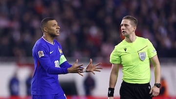 Kylian Mbappe, ante el árbitro Espen Eskas durante el partido entre Croacia y Francia del 20 de marzo de la Nations League.