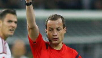 El árbitro escocés William Collum