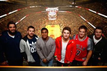 Sam Whitelock, Dane Coles, Malakai Fekitoa, Beauden Barrett, Richie McCaw and Ben Smith, de los All Blacks de rugby, posan en el United Center.