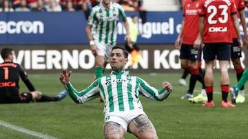 El delantero argentino del Betis Chimy Ávila celebra tras anotar durante el encuentro correspondiente a la décima jornada de LaLiga entre el Osasuna y el Betis en El Sadar, Pamplona, Navarra, este sábado.