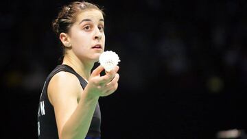 La bicampeona espa&ntilde;ola del mundo de b&aacute;dminton, Carolina Mar&iacute;n, se enfrenta a la china Chen Xiaoxin en un encuentro clasificatorio del Abierto de Yakarta.