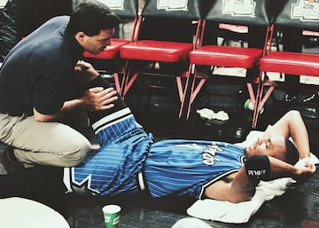 El estelar base tuvo una larga carrera en la NBA. Sin embargo, le costaba mucho mantenerse sano y mostrar el talento que enseñó al mundo en Orando, cuando su asociación (y sus problemas) con Shaquille O’Neal dieron unas Finales (derrota por 4-0 ante los Rockets) a la franquicia de Florida. Hardaway sufrió una dura y devastadora lesión de rodilla que le dejó fuera de juego en la 1997-98. Solo disputó los 82 partidos en dos ocasiones, más los 50 de la 1998-99, la del primer lockout que recortó partidos en la historia. Mucho talento desperdiciado (cuatro selecciones para el All Star y dos selecciones en el Mejor Quinteto) y una carrera alejada de los anillos.