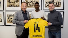 Isak, junto a Hans-Joachim Watzke y Michael Zorc, director general y director deportivo del Borussia Dortmund, respectivamente.