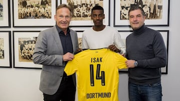 Isak, junto a Hans-Joachim Watzke y Michael Zorc, director general y director deportivo del Borussia Dortmund, respectivamente.