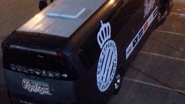El autobús del Espanyol luce las siglas del Barcelona