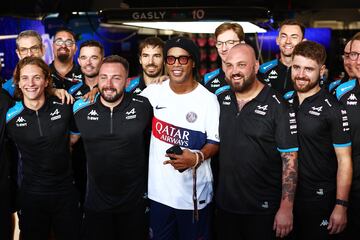 Ronaldinho invitado en el GP de Qatar posando con el equipo Alpine F1 antes de la carrera en el Circuito Internacional de Losail.