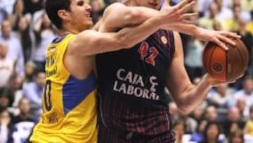 <b>ACOSO. </b>Barac esconde el balón ante la presión de Pnini.