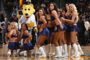 Las cheerleaders de los Denver Nuggets junto Rocky, la mascota del equipo.