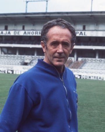 Terminó su carrera futbolística en la Real Sociedad retirándose al finalizar la temporada 1954/1955. Después volvió como entrenador dos temporadas, de 1972 a 1974.