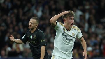 MADRID, 29/11/2023.- El centrocampista del Real Madrid Nico Paz (d) celebra tras marcar el tercer gol ante el Nápoles, durante el partido de la fase de grupos de la Liga de Campeones entre el Real Madrid y el Nápoles que se disputa este miércoles en el estadio Santiago Bernabeu. EFE/Kiko Huesca
