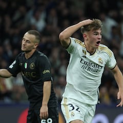 MADRID, 29/11/2023.- El centrocampista del Real Madrid Nico Paz (d) celebra tras marcar el tercer gol ante el Nápoles, durante el partido de la fase de grupos de la Liga de Campeones entre el Real Madrid y el Nápoles que se disputa este miércoles en el estadio Santiago Bernabeu. EFE/Kiko Huesca