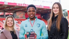 Luis Sinisterra recibe el premio al mejor gol del mes de diciembre en Bournemouth.