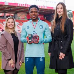 Luis Sinisterra recibe premio al gol del mes en Bournemouth