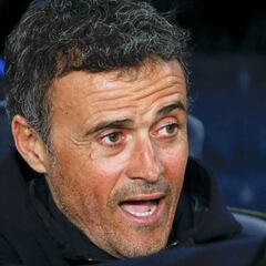 La Grada de Animació alienta a Luis Enrique; el resto del Camp Nou le contesta con pitos