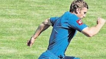 <b>LA PRUEBA DE SU DOLENCIA.</b> Shevchenko sale a entrenar cada tarde con las medias cubriéndole las rodillas, pero no ha podido evitar que se vea una pequeña tira blanca a la altura de su menisco izquierdo. Es la zona que tiene
dañada.