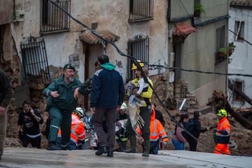 Miembros del ejército y servicios de emergencia rescatan a personas atrapadas en sus casas tras las inundaciones en Letur, Albacete.