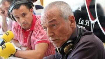 <b>DE TERTULIA. </b>Jesualdo Ferreira da su visión de la actualidad malaguista en el sanedrín de La Hora. Justo Rodríguez y Jorge Ramos escuchan atentamente.