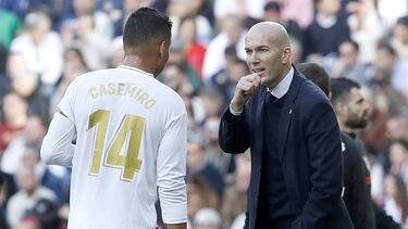 Zidane da instrucciones a Casemiro durante el derbi del sábado contra el Atlético.