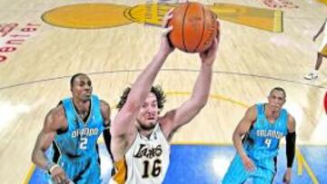 <b>PAU VUELA HACIA EL TÍTULO. </b>Pau Gasol se dispone a hacer un mate tras dejar atrás a Howard y Battie, pívots de los Magic.