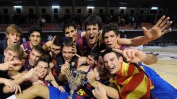 <b>ALEGRÍA. </b>Los jugadores del Regal Barcelona celebraron su victoria contra el Madrid en la cancha.