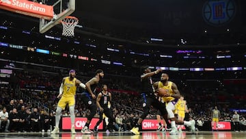 En el derbi angelino, los Lakers sobrepasan la l&iacute;nea del bochorno y suman su cuarta derrota consecutiva. Tyronn Lue es el due&ntilde;o de Los &Aacute;ngeles.